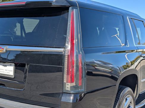 Used 2020 Cadillac Escalade ESV Luxury AWD/4WD image 11