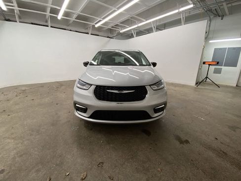 Used 2024 Chrysler Pacifica Touring-L image 9