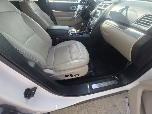 Used 2018 Ford Explorer Limited FWD image 10