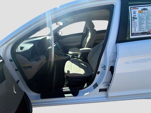 Used 2017 Hyundai Elantra SE image 22