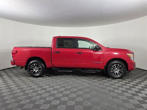 Used 2024 Nissan Titan SV w/ SV Convenience Package image 2