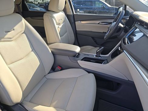 Used 2018 Cadillac XT5 Luxury w/ Driver Awareness Package FWD image 3