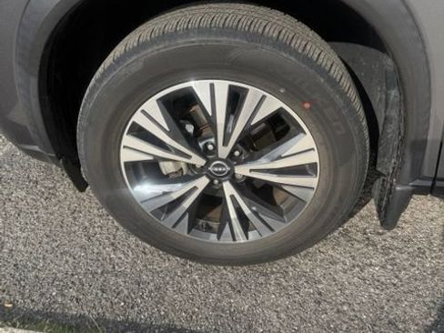 Used 2023 Nissan Rogue SV w/ SV Premium B Package FWD image 2