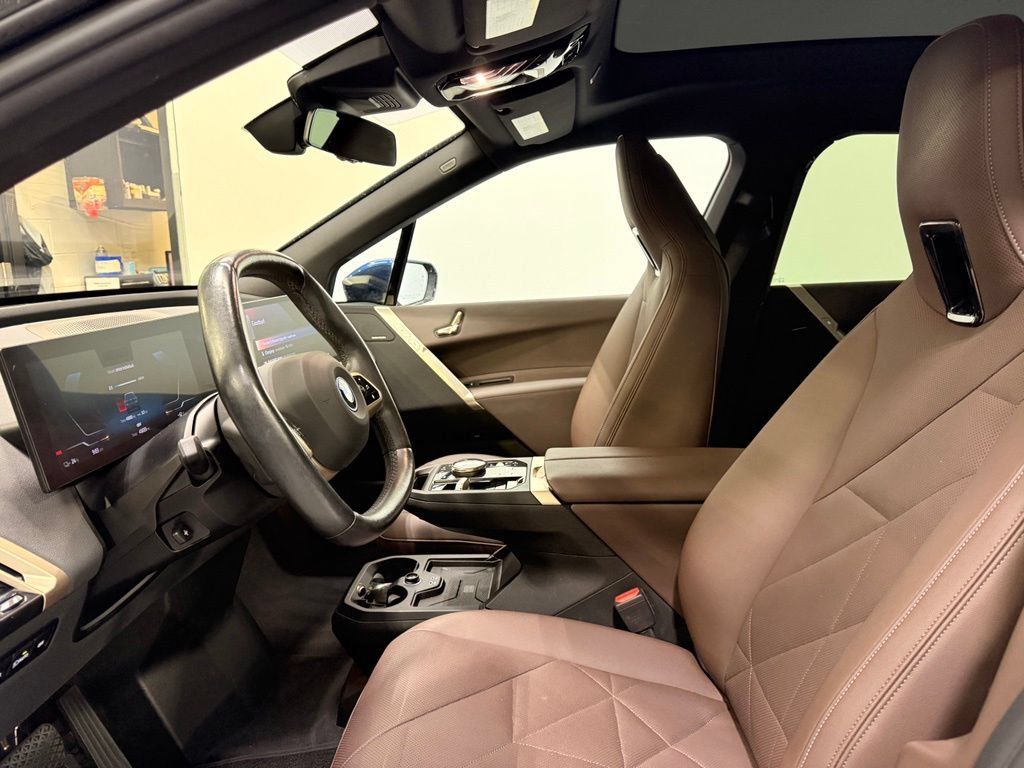 Used 2024 BMW iX xDrive50 w/ Sport Package AWD/4WD image 10