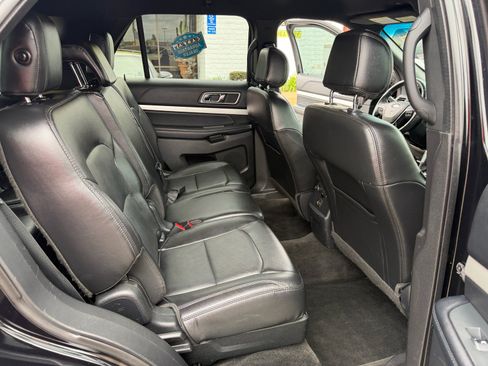 Used 2017 Ford Explorer XLT w/ Equipment Group 202A FWD image 14