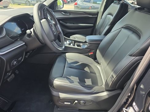 Used 2025 Jeep Grand Cherokee Limited AWD/4WD image 11