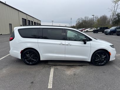 New 2026 Chrysler Pacifica Select