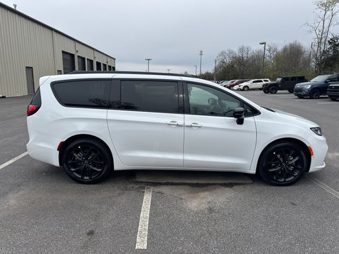 New 2026 Chrysler Pacifica Select image 4