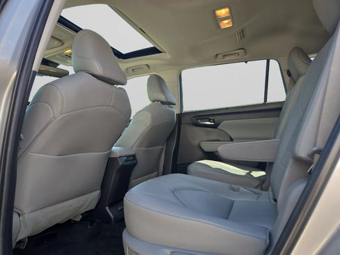 Used 2023 Toyota Highlander XLE FWD image 24