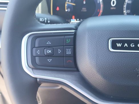 Used 2025 Jeep Wagoneer 4WD image 18