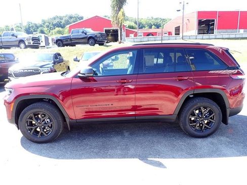 New 2025 Jeep Grand Cherokee Altitude image 2