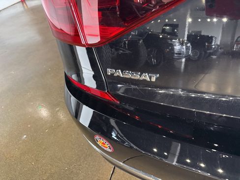 Used 2018 Volkswagen Passat 2.0T R-Line image 18