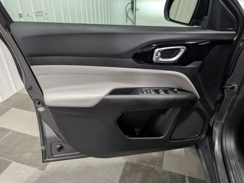 Used 2022 Jeep Compass Limited image 11