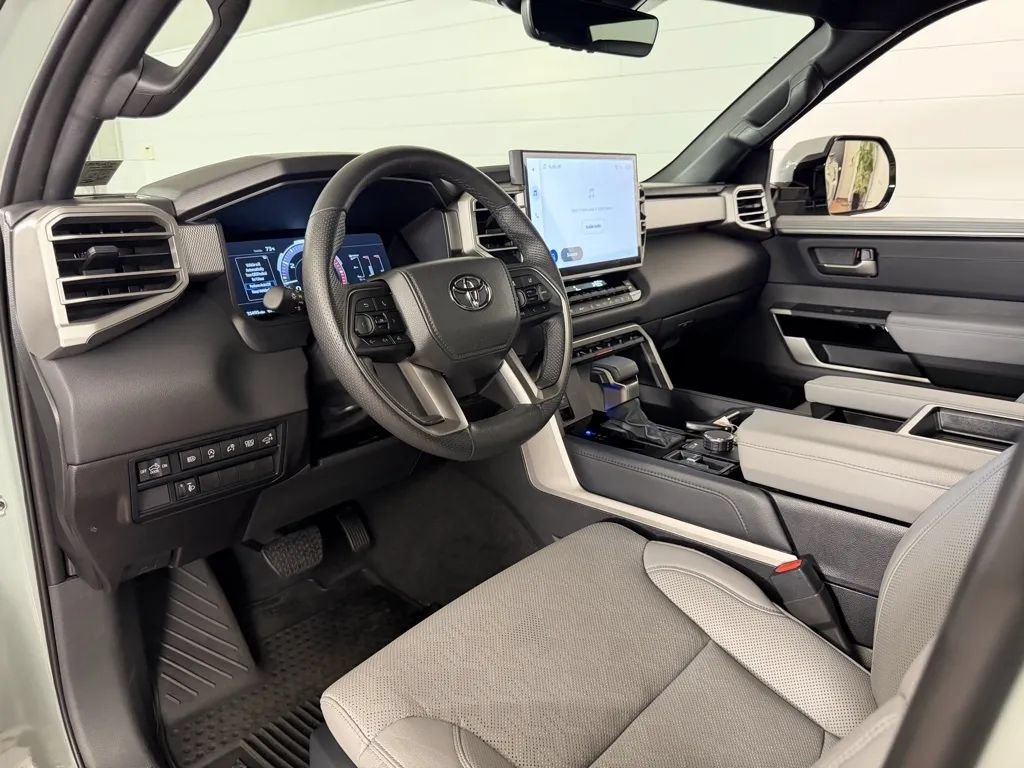 Used 2025 Toyota Tundra Limited AWD/4WD image 11