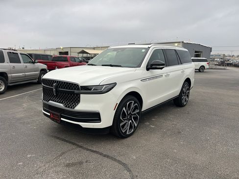 New 2026 Lincoln Navigator Reserve image 3