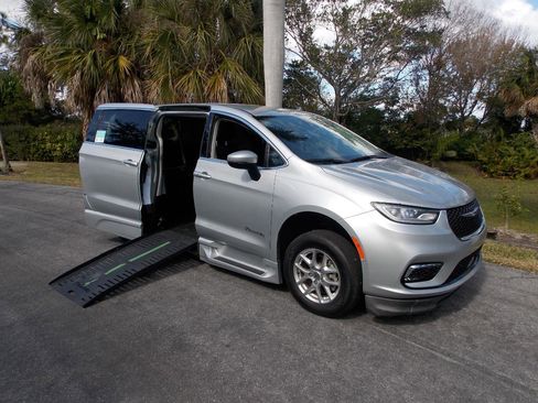 Used 2023 Chrysler Pacifica Touring-L image 1