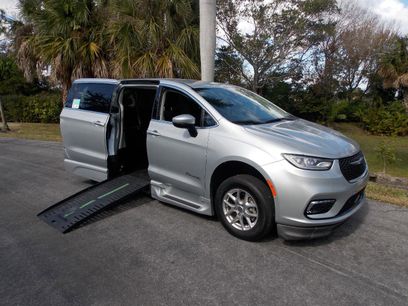 Used 2023 Chrysler Pacifica Touring-L