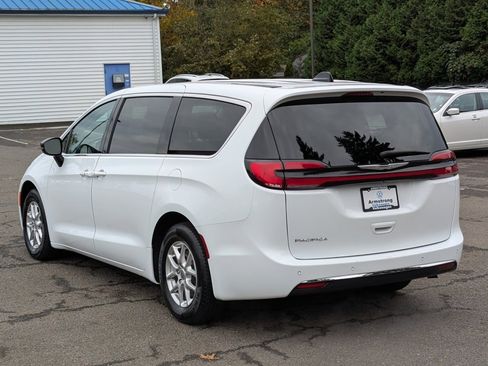 Used 2024 Chrysler Pacifica Touring-L image 3