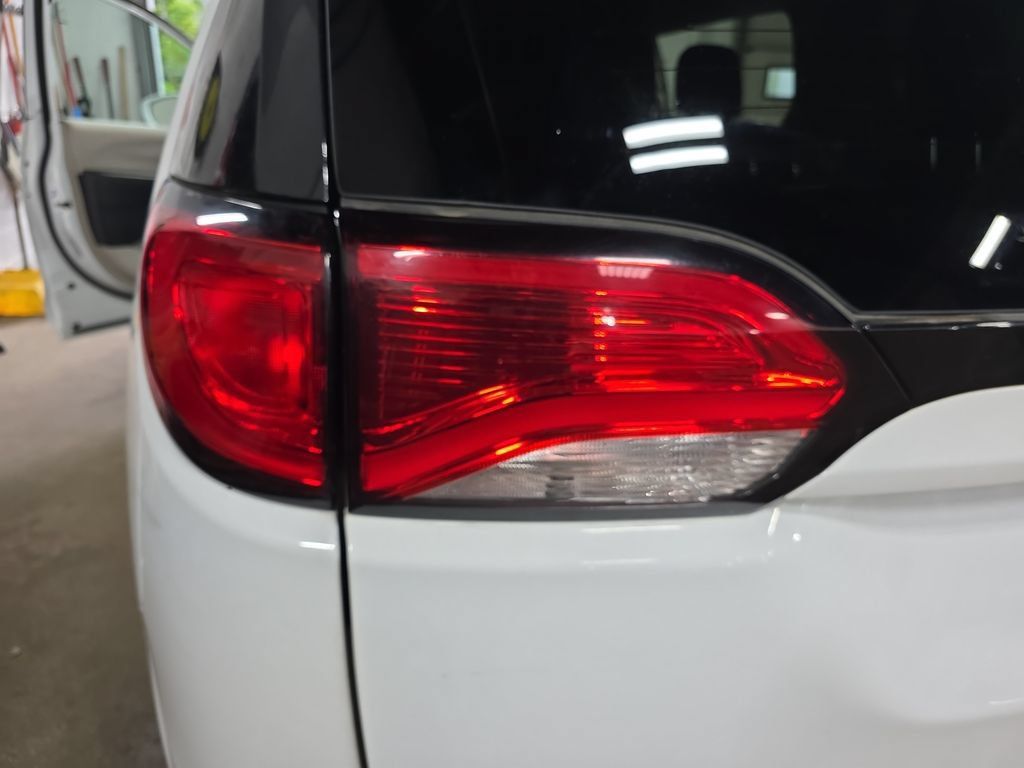 Used 2017 Chrysler Pacifica Touring-L w/ Tire & Wheel Group FWD image 36