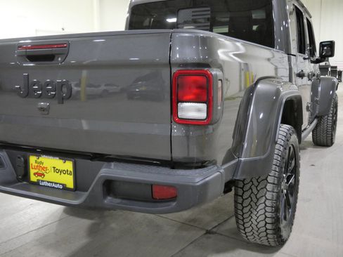 Used 2025 Jeep Gladiator Sport image 17