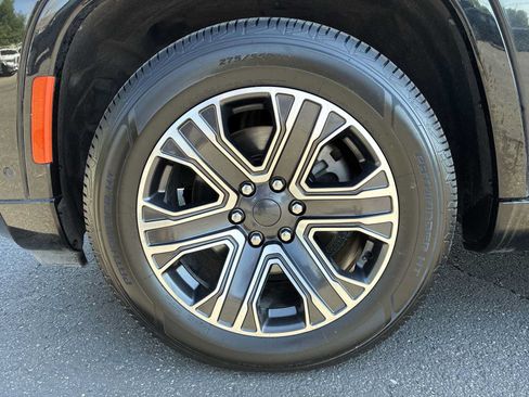 Certified 2024 Jeep Wagoneer L Series II w/ Flexible Seating Group AWD/4WD image 18