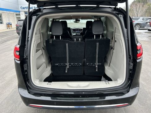 Used 2024 Chrysler Pacifica Touring-L image 27