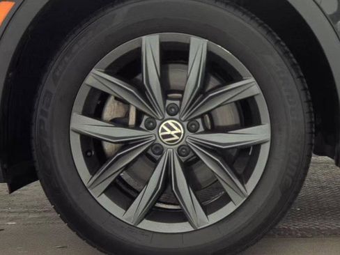 Used 2022 Volkswagen Tiguan SE image 13