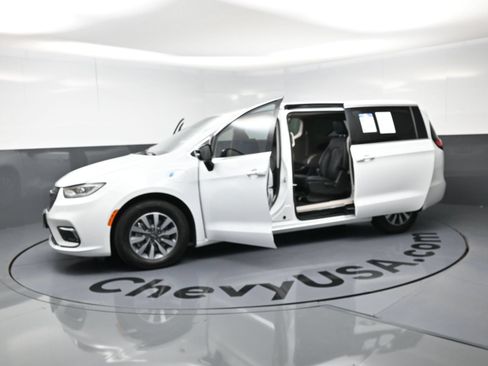 Used 2024 Chrysler Pacifica Limited FWD image 22