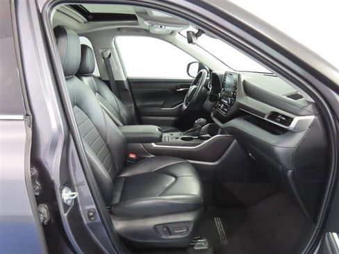 Used 2022 Toyota Highlander XLE FWD image 38