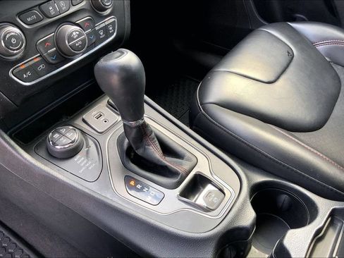 Used 2020 Jeep Cherokee Trailhawk w/ Cold Weather Group AWD/4WD image 14