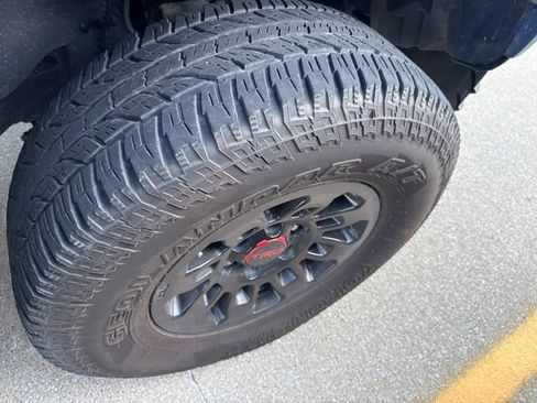 Used 2018 Toyota Tacoma TRD Sport w/ Technology Package AWD/4WD image 11