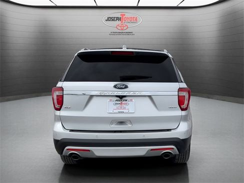 Used 2016 Ford Explorer XLT image 12