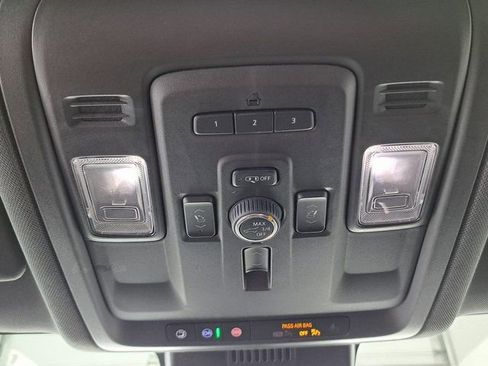 Used 2024 Chevrolet Suburban Premier image 21