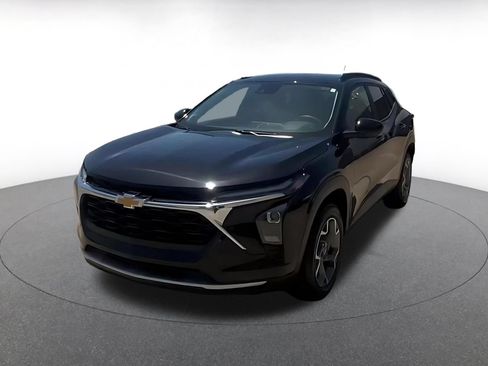 Used 2025 Chevrolet Trax LT FWD image 6