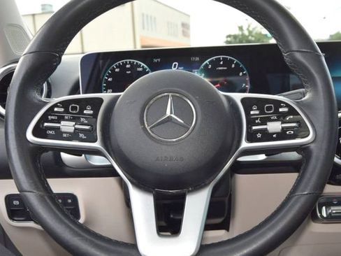 Used 2020 Mercedes-Benz GLB 250 4MATIC w/ Premium Package image 30