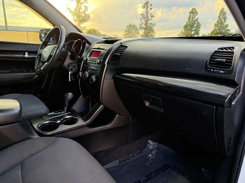 Used 2013 Kia Sorento LX AWD/4WD image 19