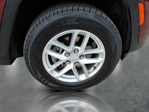 Used 2023 Jeep Grand Cherokee Laredo image 11