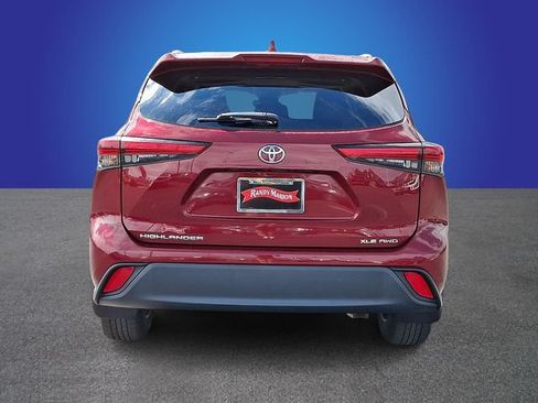 Used 2023 Toyota Highlander XLE AWD/4WD image 5