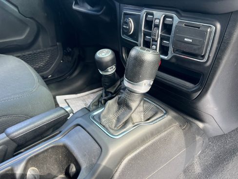 Used 2021 Jeep Gladiator Sport AWD/4WD image 18