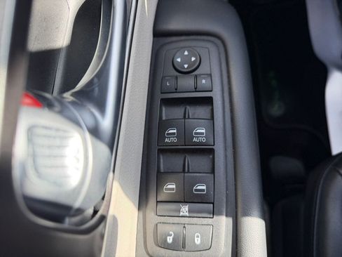 Used 2024 Chrysler Pacifica Touring-L image 18