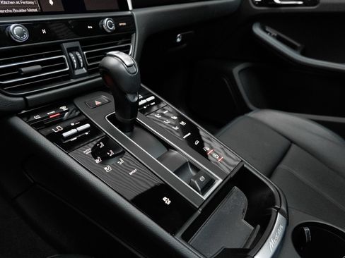 Certified 2025 Porsche Macan AWD/4WD image 23