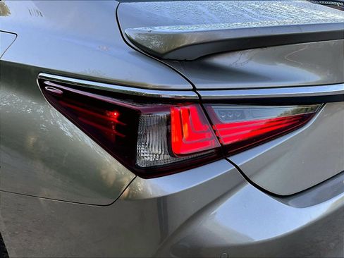 Used 2021 Lexus ES 300h w/ ES 300h Ultra Luxury Package FWD image 23