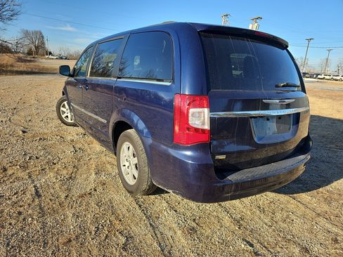 Used 2013 Chrysler Town & Country Touring image 6