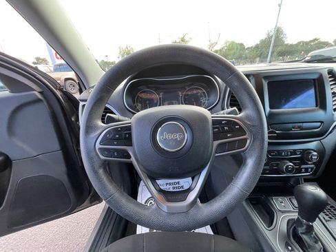 Used 2019 Jeep Cherokee Latitude w/ Popular Appearance Group FWD image 15