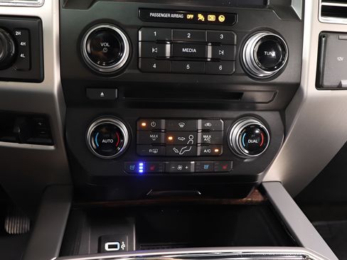 Used 2017 Ford F250 Platinum w/ Platinum Ultimate Package AWD/4WD image 11