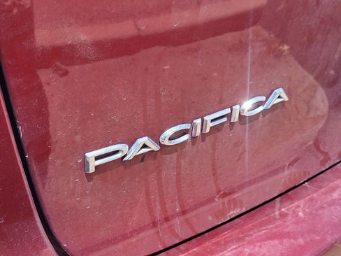 Used 2018 Chrysler Pacifica Touring-L FWD image 29