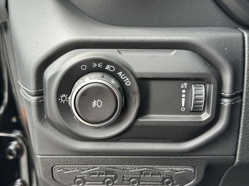 New 2025 Jeep Wrangler Unlimited Sahara w/ Technology Group AWD/4WD image 29