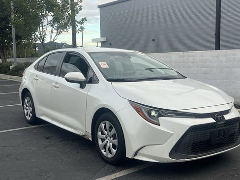 Used 2021 Toyota Corolla LE image 3