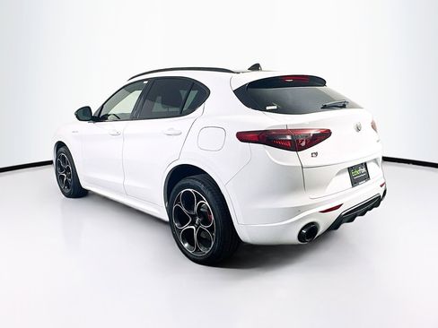 Used 2022 Alfa Romeo Stelvio Veloce image 5