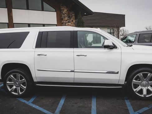 Used 2016 Cadillac Escalade ESV Luxury image 30